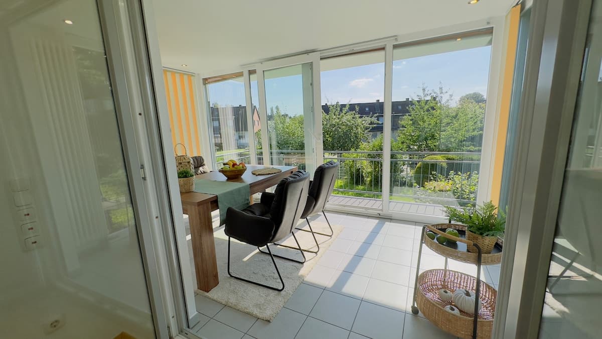 Olora Ferienwohnung Aachen — Wohnzimmer mit Wintergarten